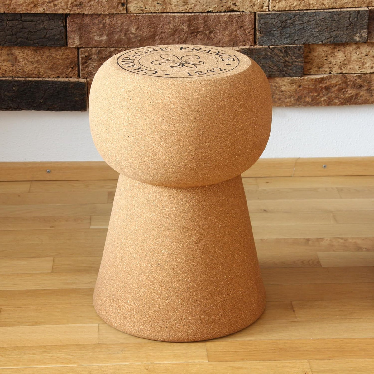 Kork Hocker in Champagnerkorken Form - Braun aus massivem Kork - Dekorativer Sitzhocker im originellen Design - 30 x 30 x 45 cm für Wohnzimmer und Bar
