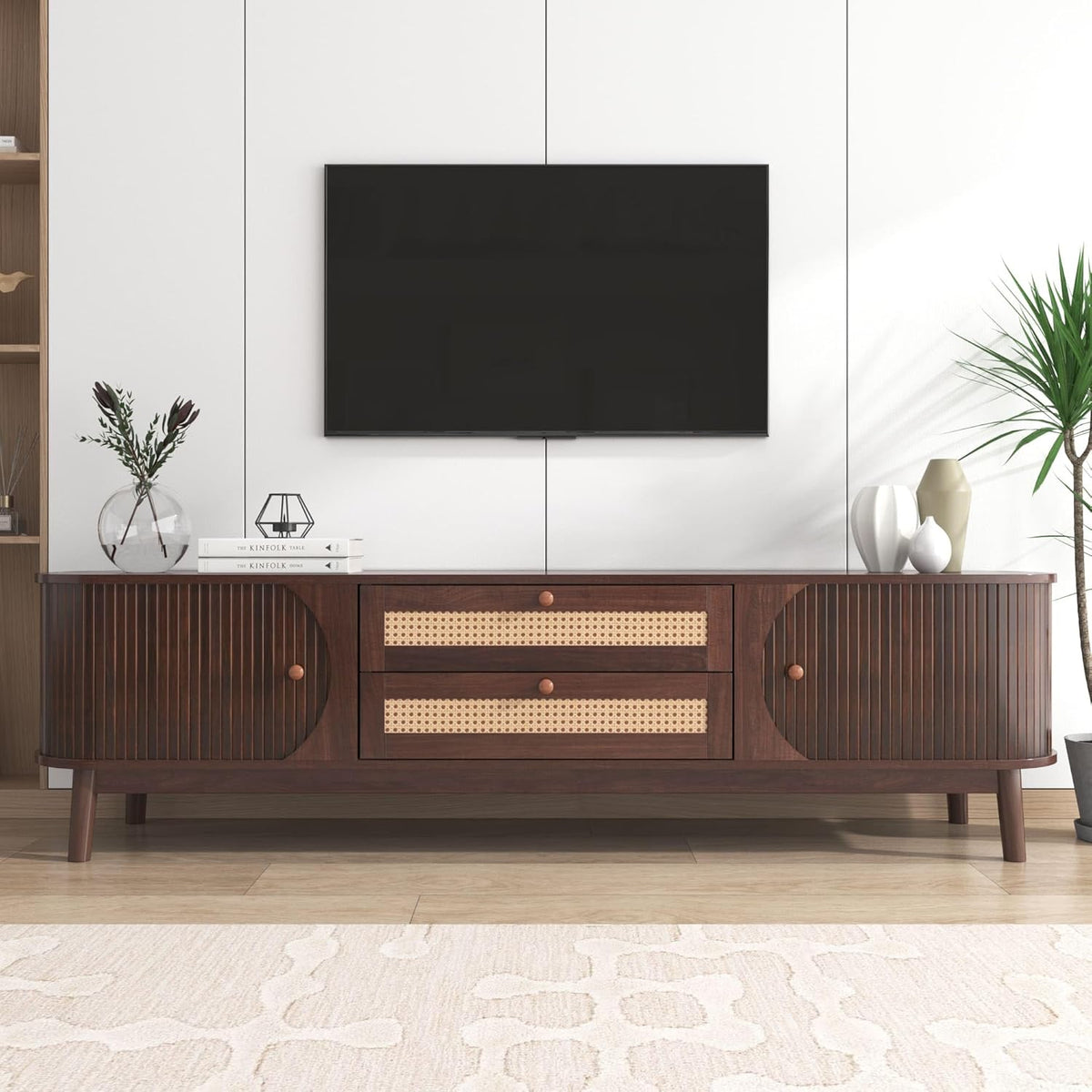 HYUB Rattan TV Lowboard - Holzfarbe mit 2 Türen und Schubladen - 170 cm breit für Fernseher bis 75 Zoll - Retro Fernsehschrank mit viel Stauraum im Landhaus Stil