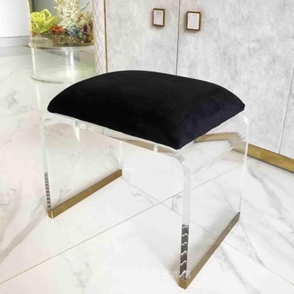 Quadratischer Acryl Hocker - Beige mit samtgepolstertem Sitz - Beistelltisch und Schminkhocker im modernen Design - Für Schlafzimmer und Ankleidebereich